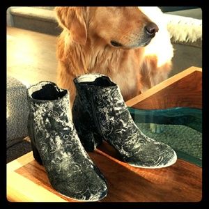 Black velvet 1/2 boot